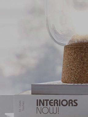 Настольная лампа на стильных книгах по интерьеру с пробковым основанием.